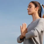 mulher-meditando-na-natureza-vista-lateral_23-2148940305