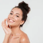 retrato-da-beleza-de-uma-mulher-bonita-sorridente_171337-12329